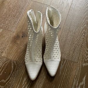 Coconuts white booties *new* sz 8